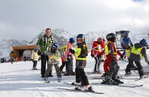 01-01-2009 SHOWBIZZ; WINTERSPORT VAKANTIE VOOR DE VIJF BAUERS IN OOSTENRIJK. De laatste vakantie voor de BAUERS met ze vijven op wintersport in Oostenrijk. Genieten van het prachtige doch erg koude weer, genieten van het plezier wat hun kinderen beleefden in de metershoge sneeuw  en lekker uitslapen, de ultieme vakantie voor de Bauers. Het was de eerste keer dat ze met de familie richting de sneeuw gingen en absoluut niet de laatste zo vertelde Frans. Hun vakantie werd echter op 29 Dec. afgebroken omdat Frans jr. ziek werd en deskundige medische hulp nodig had, het was voor Frans en Mariska inpakken en naar Nederland terug te rijden. Frans Jr lijdt aan Pseudo Kroup dat is een ontsteking aan de luchtwegen. Eenmaal terug in Nederland werd toch uitbundig de verjaardag van Frans gevierd die 30 dec jarig was. De foto serie van de Bauers weerspiegelen het plezier wat ze beleefden in de prachtige bergen van Oostenrijk.
Exclusieve foto-s : Albert den Iseger fototeam.