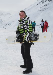 01-01-2009 SHOWBIZZ; WINTERSPORT VAKANTIE VOOR DE VIJF BAUERS IN OOSTENRIJK. De laatste vakantie voor de BAUERS met ze vijven op wintersport in Oostenrijk. Genieten van het prachtige doch erg koude weer, genieten van het plezier wat hun kinderen beleefden in de metershoge sneeuw  en lekker uitslapen, de ultieme vakantie voor de Bauers. Het was de eerste keer dat ze met de familie richting de sneeuw gingen en absoluut niet de laatste zo vertelde Frans. Hun vakantie werd echter op 29 Dec. afgebroken omdat Frans jr. ziek werd en deskundige medische hulp nodig had, het was voor Frans en Mariska inpakken en naar Nederland terug te rijden. Frans Jr lijdt aan Pseudo Kroup dat is een ontsteking aan de luchtwegen. Eenmaal terug in Nederland werd toch uitbundig de verjaardag van Frans gevierd die 30 dec jarig was. De foto serie van de Bauers weerspiegelen het plezier wat ze beleefden in de prachtige bergen van Oostenrijk.
Exclusieve foto-s : Albert den Iseger fototeam.