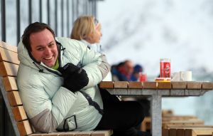 01-01-2009 SHOWBIZZ; WINTERSPORT VAKANTIE VOOR DE VIJF BAUERS IN OOSTENRIJK. De laatste vakantie voor de BAUERS met ze vijven op wintersport in Oostenrijk. Genieten van het prachtige doch erg koude weer, genieten van het plezier wat hun kinderen beleefden in de metershoge sneeuw  en lekker uitslapen, de ultieme vakantie voor de Bauers. Het was de eerste keer dat ze met de familie richting de sneeuw gingen en absoluut niet de laatste zo vertelde Frans. Hun vakantie werd echter op 29 Dec. afgebroken omdat Frans jr. ziek werd en deskundige medische hulp nodig had, het was voor Frans en Mariska inpakken en naar Nederland terug te rijden. Frans Jr lijdt aan Pseudo Kroup dat is een ontsteking aan de luchtwegen. Eenmaal terug in Nederland werd toch uitbundig de verjaardag van Frans gevierd die 30 dec jarig was. De foto serie van de Bauers weerspiegelen het plezier wat ze beleefden in de prachtige bergen van Oostenrijk.
Exclusieve foto-s : Albert den Iseger fototeam.