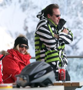 01-01-2009 SHOWBIZZ; WINTERSPORT VAKANTIE VOOR DE VIJF BAUERS IN OOSTENRIJK. De laatste vakantie voor de BAUERS met ze vijven op wintersport in Oostenrijk. Genieten van het prachtige doch erg koude weer, genieten van het plezier wat hun kinderen beleefden in de metershoge sneeuw  en lekker uitslapen, de ultieme vakantie voor de Bauers. Het was de eerste keer dat ze met de familie richting de sneeuw gingen en absoluut niet de laatste zo vertelde Frans. Hun vakantie werd echter op 29 Dec. afgebroken omdat Frans jr. ziek werd en deskundige medische hulp nodig had, het was voor Frans en Mariska inpakken en naar Nederland terug te rijden. Frans Jr lijdt aan Pseudo Kroup dat is een ontsteking aan de luchtwegen. Eenmaal terug in Nederland werd toch uitbundig de verjaardag van Frans gevierd die 30 dec jarig was. De foto serie van de Bauers weerspiegelen het plezier wat ze beleefden in de prachtige bergen van Oostenrijk.
Exclusieve foto-s : Albert den Iseger fototeam.