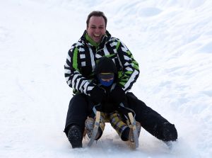 01-01-2009 SHOWBIZZ; WINTERSPORT VAKANTIE VOOR DE VIJF BAUERS IN OOSTENRIJK. De laatste vakantie voor de BAUERS met ze vijven op wintersport in Oostenrijk. Genieten van het prachtige doch erg koude weer, genieten van het plezier wat hun kinderen beleefden in de metershoge sneeuw  en lekker uitslapen, de ultieme vakantie voor de Bauers. Het was de eerste keer dat ze met de familie richting de sneeuw gingen en absoluut niet de laatste zo vertelde Frans. Hun vakantie werd echter op 29 Dec. afgebroken omdat Frans jr. ziek werd en deskundige medische hulp nodig had, het was voor Frans en Mariska inpakken en naar Nederland terug te rijden. Frans Jr lijdt aan Pseudo Kroup dat is een ontsteking aan de luchtwegen. Eenmaal terug in Nederland werd toch uitbundig de verjaardag van Frans gevierd die 30 dec jarig was. De foto serie van de Bauers weerspiegelen het plezier wat ze beleefden in de prachtige bergen van Oostenrijk.
Exclusieve foto-s : Albert den Iseger fototeam.