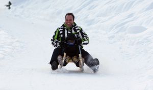 01-01-2009 SHOWBIZZ; WINTERSPORT VAKANTIE VOOR DE VIJF BAUERS IN OOSTENRIJK. De laatste vakantie voor de BAUERS met ze vijven op wintersport in Oostenrijk. Genieten van het prachtige doch erg koude weer, genieten van het plezier wat hun kinderen beleefden in de metershoge sneeuw  en lekker uitslapen, de ultieme vakantie voor de Bauers. Het was de eerste keer dat ze met de familie richting de sneeuw gingen en absoluut niet de laatste zo vertelde Frans. Hun vakantie werd echter op 29 Dec. afgebroken omdat Frans jr. ziek werd en deskundige medische hulp nodig had, het was voor Frans en Mariska inpakken en naar Nederland terug te rijden. Frans Jr lijdt aan Pseudo Kroup dat is een ontsteking aan de luchtwegen. Eenmaal terug in Nederland werd toch uitbundig de verjaardag van Frans gevierd die 30 dec jarig was. De foto serie van de Bauers weerspiegelen het plezier wat ze beleefden in de prachtige bergen van Oostenrijk.
Exclusieve foto-s : Albert den Iseger fototeam.
