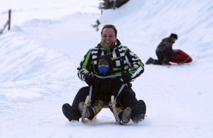 01-01-2009 SHOWBIZZ; WINTERSPORT VAKANTIE VOOR DE VIJF BAUERS IN OOSTENRIJK. De laatste vakantie voor de BAUERS met ze vijven op wintersport in Oostenrijk. Genieten van het prachtige doch erg koude weer, genieten van het plezier wat hun kinderen beleefden in de metershoge sneeuw  en lekker uitslapen, de ultieme vakantie voor de Bauers. Het was de eerste keer dat ze met de familie richting de sneeuw gingen en absoluut niet de laatste zo vertelde Frans. Hun vakantie werd echter op 29 Dec. afgebroken omdat Frans jr. ziek werd en deskundige medische hulp nodig had, het was voor Frans en Mariska inpakken en naar Nederland terug te rijden. Frans Jr lijdt aan Pseudo Kroup dat is een ontsteking aan de luchtwegen. Eenmaal terug in Nederland werd toch uitbundig de verjaardag van Frans gevierd die 30 dec jarig was. De foto serie van de Bauers weerspiegelen het plezier wat ze beleefden in de prachtige bergen van Oostenrijk.
Exclusieve foto-s : Albert den Iseger fototeam.