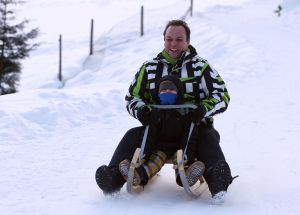 01-01-2009 SHOWBIZZ; WINTERSPORT VAKANTIE VOOR DE VIJF BAUERS IN OOSTENRIJK. De laatste vakantie voor de BAUERS met ze vijven op wintersport in Oostenrijk. Genieten van het prachtige doch erg koude weer, genieten van het plezier wat hun kinderen beleefden in de metershoge sneeuw  en lekker uitslapen, de ultieme vakantie voor de Bauers. Het was de eerste keer dat ze met de familie richting de sneeuw gingen en absoluut niet de laatste zo vertelde Frans. Hun vakantie werd echter op 29 Dec. afgebroken omdat Frans jr. ziek werd en deskundige medische hulp nodig had, het was voor Frans en Mariska inpakken en naar Nederland terug te rijden. Frans Jr lijdt aan Pseudo Kroup dat is een ontsteking aan de luchtwegen. Eenmaal terug in Nederland werd toch uitbundig de verjaardag van Frans gevierd die 30 dec jarig was. De foto serie van de Bauers weerspiegelen het plezier wat ze beleefden in de prachtige bergen van Oostenrijk.
Exclusieve foto-s : Albert den Iseger fototeam.