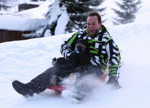01-01-2009 SHOWBIZZ; WINTERSPORT VAKANTIE VOOR DE VIJF BAUERS IN OOSTENRIJK. De laatste vakantie voor de BAUERS met ze vijven op wintersport in Oostenrijk. Genieten van het prachtige doch erg koude weer, genieten van het plezier wat hun kinderen beleefden in de metershoge sneeuw  en lekker uitslapen, de ultieme vakantie voor de Bauers. Het was de eerste keer dat ze met de familie richting de sneeuw gingen en absoluut niet de laatste zo vertelde Frans. Hun vakantie werd echter op 29 Dec. afgebroken omdat Frans jr. ziek werd en deskundige medische hulp nodig had, het was voor Frans en Mariska inpakken en naar Nederland terug te rijden. Frans Jr lijdt aan Pseudo Kroup dat is een ontsteking aan de luchtwegen. Eenmaal terug in Nederland werd toch uitbundig de verjaardag van Frans gevierd die 30 dec jarig was. De foto serie van de Bauers weerspiegelen het plezier wat ze beleefden in de prachtige bergen van Oostenrijk.
Exclusieve foto-s : Albert den Iseger fototeam.