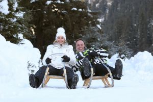 01-01-2009 SHOWBIZZ; WINTERSPORT VAKANTIE VOOR DE VIJF BAUERS IN OOSTENRIJK. De laatste vakantie voor de BAUERS met ze vijven op wintersport in Oostenrijk. Genieten van het prachtige doch erg koude weer, genieten van het plezier wat hun kinderen beleefden in de metershoge sneeuw  en lekker uitslapen, de ultieme vakantie voor de Bauers. Het was de eerste keer dat ze met de familie richting de sneeuw gingen en absoluut niet de laatste zo vertelde Frans. Hun vakantie werd echter op 29 Dec. afgebroken omdat Frans jr. ziek werd en deskundige medische hulp nodig had, het was voor Frans en Mariska inpakken en naar Nederland terug te rijden. Frans Jr lijdt aan Pseudo Kroup dat is een ontsteking aan de luchtwegen. Eenmaal terug in Nederland werd toch uitbundig de verjaardag van Frans gevierd die 30 dec jarig was. De foto serie van de Bauers weerspiegelen het plezier wat ze beleefden in de prachtige bergen van Oostenrijk.
Exclusieve foto-s : Albert den Iseger fototeam.