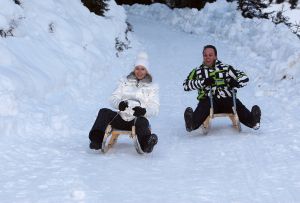 01-01-2009 SHOWBIZZ; WINTERSPORT VAKANTIE VOOR DE VIJF BAUERS IN OOSTENRIJK. De laatste vakantie voor de BAUERS met ze vijven op wintersport in Oostenrijk. Genieten van het prachtige doch erg koude weer, genieten van het plezier wat hun kinderen beleefden in de metershoge sneeuw  en lekker uitslapen, de ultieme vakantie voor de Bauers. Het was de eerste keer dat ze met de familie richting de sneeuw gingen en absoluut niet de laatste zo vertelde Frans. Hun vakantie werd echter op 29 Dec. afgebroken omdat Frans jr. ziek werd en deskundige medische hulp nodig had, het was voor Frans en Mariska inpakken en naar Nederland terug te rijden. Frans Jr lijdt aan Pseudo Kroup dat is een ontsteking aan de luchtwegen. Eenmaal terug in Nederland werd toch uitbundig de verjaardag van Frans gevierd die 30 dec jarig was. De foto serie van de Bauers weerspiegelen het plezier wat ze beleefden in de prachtige bergen van Oostenrijk.
Exclusieve foto-s : Albert den Iseger fototeam.