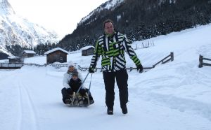 01-01-2009 SHOWBIZZ; WINTERSPORT VAKANTIE VOOR DE VIJF BAUERS IN OOSTENRIJK. De laatste vakantie voor de BAUERS met ze vijven op wintersport in Oostenrijk. Genieten van het prachtige doch erg koude weer, genieten van het plezier wat hun kinderen beleefden in de metershoge sneeuw  en lekker uitslapen, de ultieme vakantie voor de Bauers. Het was de eerste keer dat ze met de familie richting de sneeuw gingen en absoluut niet de laatste zo vertelde Frans. Hun vakantie werd echter op 29 Dec. afgebroken omdat Frans jr. ziek werd en deskundige medische hulp nodig had, het was voor Frans en Mariska inpakken en naar Nederland terug te rijden. Frans Jr lijdt aan Pseudo Kroup dat is een ontsteking aan de luchtwegen. Eenmaal terug in Nederland werd toch uitbundig de verjaardag van Frans gevierd die 30 dec jarig was. De foto serie van de Bauers weerspiegelen het plezier wat ze beleefden in de prachtige bergen van Oostenrijk.
Exclusieve foto-s : Albert den Iseger fototeam.