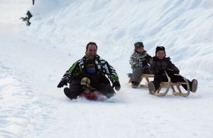 01-01-2009 SHOWBIZZ; WINTERSPORT VAKANTIE VOOR DE VIJF BAUERS IN OOSTENRIJK. De laatste vakantie voor de BAUERS met ze vijven op wintersport in Oostenrijk. Genieten van het prachtige doch erg koude weer, genieten van het plezier wat hun kinderen beleefden in de metershoge sneeuw  en lekker uitslapen, de ultieme vakantie voor de Bauers. Het was de eerste keer dat ze met de familie richting de sneeuw gingen en absoluut niet de laatste zo vertelde Frans. Hun vakantie werd echter op 29 Dec. afgebroken omdat Frans jr. ziek werd en deskundige medische hulp nodig had, het was voor Frans en Mariska inpakken en naar Nederland terug te rijden. Frans Jr lijdt aan Pseudo Kroup dat is een ontsteking aan de luchtwegen. Eenmaal terug in Nederland werd toch uitbundig de verjaardag van Frans gevierd die 30 dec jarig was. De foto serie van de Bauers weerspiegelen het plezier wat ze beleefden in de prachtige bergen van Oostenrijk.
Exclusieve foto-s : Albert den Iseger fototeam.