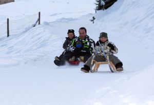 01-01-2009 SHOWBIZZ; WINTERSPORT VAKANTIE VOOR DE VIJF BAUERS IN OOSTENRIJK. De laatste vakantie voor de BAUERS met ze vijven op wintersport in Oostenrijk. Genieten van het prachtige doch erg koude weer, genieten van het plezier wat hun kinderen beleefden in de metershoge sneeuw  en lekker uitslapen, de ultieme vakantie voor de Bauers. Het was de eerste keer dat ze met de familie richting de sneeuw gingen en absoluut niet de laatste zo vertelde Frans. Hun vakantie werd echter op 29 Dec. afgebroken omdat Frans jr. ziek werd en deskundige medische hulp nodig had, het was voor Frans en Mariska inpakken en naar Nederland terug te rijden. Frans Jr lijdt aan Pseudo Kroup dat is een ontsteking aan de luchtwegen. Eenmaal terug in Nederland werd toch uitbundig de verjaardag van Frans gevierd die 30 dec jarig was. De foto serie van de Bauers weerspiegelen het plezier wat ze beleefden in de prachtige bergen van Oostenrijk.
Exclusieve foto-s : Albert den Iseger fototeam.