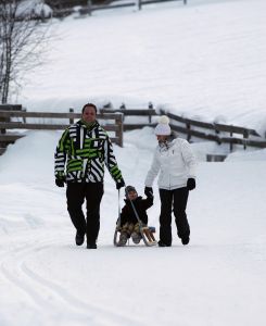 01-01-2009 SHOWBIZZ; WINTERSPORT VAKANTIE VOOR DE VIJF BAUERS IN OOSTENRIJK. De laatste vakantie voor de BAUERS met ze vijven op wintersport in Oostenrijk. Genieten van het prachtige doch erg koude weer, genieten van het plezier wat hun kinderen beleefden in de metershoge sneeuw  en lekker uitslapen, de ultieme vakantie voor de Bauers. Het was de eerste keer dat ze met de familie richting de sneeuw gingen en absoluut niet de laatste zo vertelde Frans. Hun vakantie werd echter op 29 Dec. afgebroken omdat Frans jr. ziek werd en deskundige medische hulp nodig had, het was voor Frans en Mariska inpakken en naar Nederland terug te rijden. Frans Jr lijdt aan Pseudo Kroup dat is een ontsteking aan de luchtwegen. Eenmaal terug in Nederland werd toch uitbundig de verjaardag van Frans gevierd die 30 dec jarig was. De foto serie van de Bauers weerspiegelen het plezier wat ze beleefden in de prachtige bergen van Oostenrijk.
Exclusieve foto-s : Albert den Iseger fototeam.