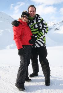 01-01-2009 SHOWBIZZ; WINTERSPORT VAKANTIE VOOR DE VIJF BAUERS IN OOSTENRIJK. De laatste vakantie voor de BAUERS met ze vijven op wintersport in Oostenrijk. Genieten van het prachtige doch erg koude weer, genieten van het plezier wat hun kinderen beleefden in de metershoge sneeuw  en lekker uitslapen, de ultieme vakantie voor de Bauers. Het was de eerste keer dat ze met de familie richting de sneeuw gingen en absoluut niet de laatste zo vertelde Frans. Hun vakantie werd echter op 29 Dec. afgebroken omdat Frans jr. ziek werd en deskundige medische hulp nodig had, het was voor Frans en Mariska inpakken en naar Nederland terug te rijden. Frans Jr lijdt aan Pseudo Kroup dat is een ontsteking aan de luchtwegen. Eenmaal terug in Nederland werd toch uitbundig de verjaardag van Frans gevierd die 30 dec jarig was. De foto serie van de Bauers weerspiegelen het plezier wat ze beleefden in de prachtige bergen van Oostenrijk.
Exclusieve foto-s : Albert den Iseger fototeam.
