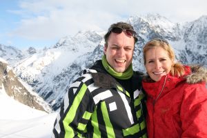01-01-2009 SHOWBIZZ; WINTERSPORT VAKANTIE VOOR DE VIJF BAUERS IN OOSTENRIJK. De laatste vakantie voor de BAUERS met ze vijven op wintersport in Oostenrijk. Genieten van het prachtige doch erg koude weer, genieten van het plezier wat hun kinderen beleefden in de metershoge sneeuw  en lekker uitslapen, de ultieme vakantie voor de Bauers. Het was de eerste keer dat ze met de familie richting de sneeuw gingen en absoluut niet de laatste zo vertelde Frans. Hun vakantie werd echter op 29 Dec. afgebroken omdat Frans jr. ziek werd en deskundige medische hulp nodig had, het was voor Frans en Mariska inpakken en naar Nederland terug te rijden. Frans Jr lijdt aan Pseudo Kroup dat is een ontsteking aan de luchtwegen. Eenmaal terug in Nederland werd toch uitbundig de verjaardag van Frans gevierd die 30 dec jarig was. De foto serie van de Bauers weerspiegelen het plezier wat ze beleefden in de prachtige bergen van Oostenrijk.
Exclusieve foto-s : Albert den Iseger fototeam.