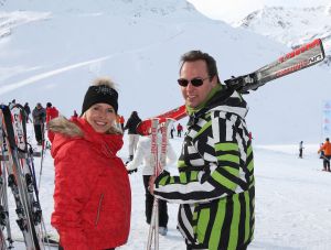 01-01-2009 SHOWBIZZ; WINTERSPORT VAKANTIE VOOR DE VIJF BAUERS IN OOSTENRIJK. De laatste vakantie voor de BAUERS met ze vijven op wintersport in Oostenrijk. Genieten van het prachtige doch erg koude weer, genieten van het plezier wat hun kinderen beleefden in de metershoge sneeuw  en lekker uitslapen, de ultieme vakantie voor de Bauers. Het was de eerste keer dat ze met de familie richting de sneeuw gingen en absoluut niet de laatste zo vertelde Frans. Hun vakantie werd echter op 29 Dec. afgebroken omdat Frans jr. ziek werd en deskundige medische hulp nodig had, het was voor Frans en Mariska inpakken en naar Nederland terug te rijden. Frans Jr lijdt aan Pseudo Kroup dat is een ontsteking aan de luchtwegen. Eenmaal terug in Nederland werd toch uitbundig de verjaardag van Frans gevierd die 30 dec jarig was. De foto serie van de Bauers weerspiegelen het plezier wat ze beleefden in de prachtige bergen van Oostenrijk.
Exclusieve foto-s : Albert den Iseger fototeam.