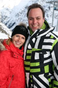 01-01-2009 SHOWBIZZ; WINTERSPORT VAKANTIE VOOR DE VIJF BAUERS IN OOSTENRIJK. De laatste vakantie voor de BAUERS met ze vijven op wintersport in Oostenrijk. Genieten van het prachtige doch erg koude weer, genieten van het plezier wat hun kinderen beleefden in de metershoge sneeuw  en lekker uitslapen, de ultieme vakantie voor de Bauers. Het was de eerste keer dat ze met de familie richting de sneeuw gingen en absoluut niet de laatste zo vertelde Frans. Hun vakantie werd echter op 29 Dec. afgebroken omdat Frans jr. ziek werd en deskundige medische hulp nodig had, het was voor Frans en Mariska inpakken en naar Nederland terug te rijden. Frans Jr lijdt aan Pseudo Kroup dat is een ontsteking aan de luchtwegen. Eenmaal terug in Nederland werd toch uitbundig de verjaardag van Frans gevierd die 30 dec jarig was. De foto serie van de Bauers weerspiegelen het plezier wat ze beleefden in de prachtige bergen van Oostenrijk.
Exclusieve foto-s : Albert den Iseger fototeam.