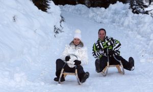 01-01-2009 SHOWBIZZ; WINTERSPORT VAKANTIE VOOR DE VIJF BAUERS IN OOSTENRIJK. De laatste vakantie voor de BAUERS met ze vijven op wintersport in Oostenrijk. Genieten van het prachtige doch erg koude weer, genieten van het plezier wat hun kinderen beleefden in de metershoge sneeuw  en lekker uitslapen, de ultieme vakantie voor de Bauers. Het was de eerste keer dat ze met de familie richting de sneeuw gingen en absoluut niet de laatste zo vertelde Frans. Hun vakantie werd echter op 29 Dec. afgebroken omdat Frans jr. ziek werd en deskundige medische hulp nodig had, het was voor Frans en Mariska inpakken en naar Nederland terug te rijden. Frans Jr lijdt aan Pseudo Kroup dat is een ontsteking aan de luchtwegen. Eenmaal terug in Nederland werd toch uitbundig de verjaardag van Frans gevierd die 30 dec jarig was. De foto serie van de Bauers weerspiegelen het plezier wat ze beleefden in de prachtige bergen van Oostenrijk.
Exclusieve foto-s : Albert den Iseger fototeam.