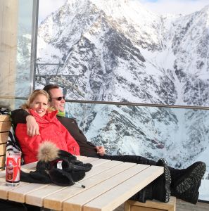 01-01-2009 SHOWBIZZ; WINTERSPORT VAKANTIE VOOR DE VIJF BAUERS IN OOSTENRIJK. De laatste vakantie voor de BAUERS met ze vijven op wintersport in Oostenrijk. Genieten van het prachtige doch erg koude weer, genieten van het plezier wat hun kinderen beleefden in de metershoge sneeuw  en lekker uitslapen, de ultieme vakantie voor de Bauers. Het was de eerste keer dat ze met de familie richting de sneeuw gingen en absoluut niet de laatste zo vertelde Frans. Hun vakantie werd echter op 29 Dec. afgebroken omdat Frans jr. ziek werd en deskundige medische hulp nodig had, het was voor Frans en Mariska inpakken en naar Nederland terug te rijden. Frans Jr lijdt aan Pseudo Kroup dat is een ontsteking aan de luchtwegen. Eenmaal terug in Nederland werd toch uitbundig de verjaardag van Frans gevierd die 30 dec jarig was. De foto serie van de Bauers weerspiegelen het plezier wat ze beleefden in de prachtige bergen van Oostenrijk.
Exclusieve foto-s : Albert den Iseger fototeam.