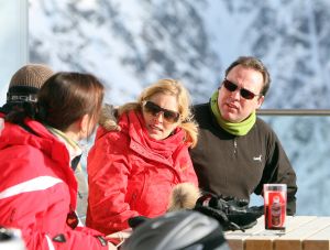 01-01-2009 SHOWBIZZ; WINTERSPORT VAKANTIE VOOR DE VIJF BAUERS IN OOSTENRIJK. De laatste vakantie voor de BAUERS met ze vijven op wintersport in Oostenrijk. Genieten van het prachtige doch erg koude weer, genieten van het plezier wat hun kinderen beleefden in de metershoge sneeuw  en lekker uitslapen, de ultieme vakantie voor de Bauers. Het was de eerste keer dat ze met de familie richting de sneeuw gingen en absoluut niet de laatste zo vertelde Frans. Hun vakantie werd echter op 29 Dec. afgebroken omdat Frans jr. ziek werd en deskundige medische hulp nodig had, het was voor Frans en Mariska inpakken en naar Nederland terug te rijden. Frans Jr lijdt aan Pseudo Kroup dat is een ontsteking aan de luchtwegen. Eenmaal terug in Nederland werd toch uitbundig de verjaardag van Frans gevierd die 30 dec jarig was. De foto serie van de Bauers weerspiegelen het plezier wat ze beleefden in de prachtige bergen van Oostenrijk.
Exclusieve foto-s : Albert den Iseger fototeam.