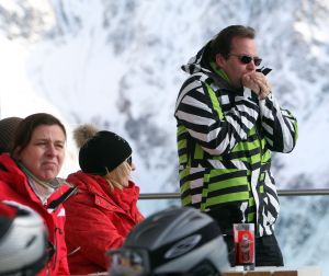 01-01-2009 SHOWBIZZ; WINTERSPORT VAKANTIE VOOR DE VIJF BAUERS IN OOSTENRIJK. De laatste vakantie voor de BAUERS met ze vijven op wintersport in Oostenrijk. Genieten van het prachtige doch erg koude weer, genieten van het plezier wat hun kinderen beleefden in de metershoge sneeuw  en lekker uitslapen, de ultieme vakantie voor de Bauers. Het was de eerste keer dat ze met de familie richting de sneeuw gingen en absoluut niet de laatste zo vertelde Frans. Hun vakantie werd echter op 29 Dec. afgebroken omdat Frans jr. ziek werd en deskundige medische hulp nodig had, het was voor Frans en Mariska inpakken en naar Nederland terug te rijden. Frans Jr lijdt aan Pseudo Kroup dat is een ontsteking aan de luchtwegen. Eenmaal terug in Nederland werd toch uitbundig de verjaardag van Frans gevierd die 30 dec jarig was. De foto serie van de Bauers weerspiegelen het plezier wat ze beleefden in de prachtige bergen van Oostenrijk.
Exclusieve foto-s : Albert den Iseger fototeam.