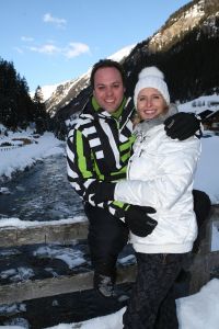 01-01-2009 SHOWBIZZ; WINTERSPORT VAKANTIE VOOR DE VIJF BAUERS IN OOSTENRIJK. De laatste vakantie voor de BAUERS met ze vijven op wintersport in Oostenrijk. Genieten van het prachtige doch erg koude weer, genieten van het plezier wat hun kinderen beleefden in de metershoge sneeuw  en lekker uitslapen, de ultieme vakantie voor de Bauers. Het was de eerste keer dat ze met de familie richting de sneeuw gingen en absoluut niet de laatste zo vertelde Frans. Hun vakantie werd echter op 29 Dec. afgebroken omdat Frans jr. ziek werd en deskundige medische hulp nodig had, het was voor Frans en Mariska inpakken en naar Nederland terug te rijden. Frans Jr lijdt aan Pseudo Kroup dat is een ontsteking aan de luchtwegen. Eenmaal terug in Nederland werd toch uitbundig de verjaardag van Frans gevierd die 30 dec jarig was. De foto serie van de Bauers weerspiegelen het plezier wat ze beleefden in de prachtige bergen van Oostenrijk.
Exclusieve foto-s : Albert den Iseger fototeam.