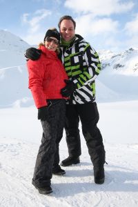 01-01-2009 SHOWBIZZ; WINTERSPORT VAKANTIE VOOR DE VIJF BAUERS IN OOSTENRIJK. De laatste vakantie voor de BAUERS met ze vijven op wintersport in Oostenrijk. Genieten van het prachtige doch erg koude weer, genieten van het plezier wat hun kinderen beleefden in de metershoge sneeuw  en lekker uitslapen, de ultieme vakantie voor de Bauers. Het was de eerste keer dat ze met de familie richting de sneeuw gingen en absoluut niet de laatste zo vertelde Frans. Hun vakantie werd echter op 29 Dec. afgebroken omdat Frans jr. ziek werd en deskundige medische hulp nodig had, het was voor Frans en Mariska inpakken en naar Nederland terug te rijden. Frans Jr lijdt aan Pseudo Kroup dat is een ontsteking aan de luchtwegen. Eenmaal terug in Nederland werd toch uitbundig de verjaardag van Frans gevierd die 30 dec jarig was. De foto serie van de Bauers weerspiegelen het plezier wat ze beleefden in de prachtige bergen van Oostenrijk.
Exclusieve foto-s : Albert den Iseger fototeam.