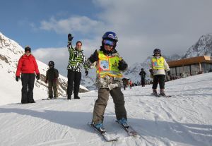 01-01-2009 SHOWBIZZ; WINTERSPORT VAKANTIE VOOR DE VIJF BAUERS IN OOSTENRIJK. De laatste vakantie voor de BAUERS met ze vijven op wintersport in Oostenrijk. Genieten van het prachtige doch erg koude weer, genieten van het plezier wat hun kinderen beleefden in de metershoge sneeuw  en lekker uitslapen, de ultieme vakantie voor de Bauers. Het was de eerste keer dat ze met de familie richting de sneeuw gingen en absoluut niet de laatste zo vertelde Frans. Hun vakantie werd echter op 29 Dec. afgebroken omdat Frans jr. ziek werd en deskundige medische hulp nodig had, het was voor Frans en Mariska inpakken en naar Nederland terug te rijden. Frans Jr lijdt aan Pseudo Kroup dat is een ontsteking aan de luchtwegen. Eenmaal terug in Nederland werd toch uitbundig de verjaardag van Frans gevierd die 30 dec jarig was. De foto serie van de Bauers weerspiegelen het plezier wat ze beleefden in de prachtige bergen van Oostenrijk.
Exclusieve foto-s : Albert den Iseger fototeam.