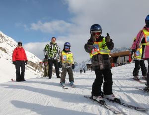 01-01-2009 SHOWBIZZ; WINTERSPORT VAKANTIE VOOR DE VIJF BAUERS IN OOSTENRIJK. De laatste vakantie voor de BAUERS met ze vijven op wintersport in Oostenrijk. Genieten van het prachtige doch erg koude weer, genieten van het plezier wat hun kinderen beleefden in de metershoge sneeuw  en lekker uitslapen, de ultieme vakantie voor de Bauers. Het was de eerste keer dat ze met de familie richting de sneeuw gingen en absoluut niet de laatste zo vertelde Frans. Hun vakantie werd echter op 29 Dec. afgebroken omdat Frans jr. ziek werd en deskundige medische hulp nodig had, het was voor Frans en Mariska inpakken en naar Nederland terug te rijden. Frans Jr lijdt aan Pseudo Kroup dat is een ontsteking aan de luchtwegen. Eenmaal terug in Nederland werd toch uitbundig de verjaardag van Frans gevierd die 30 dec jarig was. De foto serie van de Bauers weerspiegelen het plezier wat ze beleefden in de prachtige bergen van Oostenrijk.
Exclusieve foto-s : Albert den Iseger fototeam.