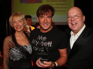 23-01-2009 SHOWBIZZ: GEELS EVENEMENTEN BUREAU VIERT WEER JAARLIJKS AWARD FEESTJE IN BOB SALOON. Tal van bekenden trotseerden het slechte weer om een avondje feest te vieren in Bob saloon en te genieten van tal van optredens. Gaston Starreveld babbelde het geheel aan elkaar en de charmante Carla Geels verraste de diverse artiesten op een ware Geels Award.
foto: Albert den Iseger.