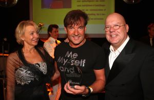 23-01-2009 SHOWBIZZ: GEELS EVENEMENTEN BUREAU VIERT WEER JAARLIJKS AWARD FEESTJE IN BOB SALOON. Tal van bekenden trotseerden het slechte weer om een avondje feest te vieren in Bob saloon en te genieten van tal van optredens. Gaston Starreveld babbelde het geheel aan elkaar en de charmante Carla Geels verraste de diverse artiesten op een ware Geels Award.
foto: Albert den Iseger.