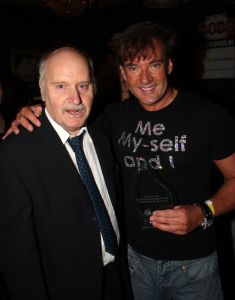 23-01-2009 SHOWBIZZ: GEELS EVENEMENTEN BUREAU VIERT WEER JAARLIJKS AWARD FEESTJE IN BOB SALOON. Tal van bekenden trotseerden het slechte weer om een avondje feest te vieren in Bob saloon en te genieten van tal van optredens. Gaston Starreveld babbelde het geheel aan elkaar en de charmante Carla Geels verraste de diverse artiesten op een ware Geels Award.
foto: Albert den Iseger.