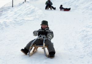 01-01-2009 SHOWBIZZ; WINTERSPORT VAKANTIE VOOR DE VIJF BAUERS IN OOSTENRIJK. De laatste vakantie voor de BAUERS met ze vijven op wintersport in Oostenrijk. Genieten van het prachtige doch erg koude weer, genieten van het plezier wat hun kinderen beleefden in de metershoge sneeuw  en lekker uitslapen, de ultieme vakantie voor de Bauers. Het was de eerste keer dat ze met de familie richting de sneeuw gingen en absoluut niet de laatste zo vertelde Frans. Hun vakantie werd echter op 29 Dec. afgebroken omdat Frans jr. ziek werd en deskundige medische hulp nodig had, het was voor Frans en Mariska inpakken en naar Nederland terug te rijden. Frans Jr lijdt aan Pseudo Kroup dat is een ontsteking aan de luchtwegen. Eenmaal terug in Nederland werd toch uitbundig de verjaardag van Frans gevierd die 30 dec jarig was. De foto serie van de Bauers weerspiegelen het plezier wat ze beleefden in de prachtige bergen van Oostenrijk.
Exclusieve foto-s : Albert den Iseger fototeam.