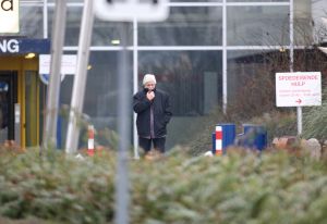 21-01-2009 SHOWBIZZ: JAN VAN GALEN OP BEZOEK BIJ ZIJN VROUW IN HET ZIEKENHUIS. De moeder van Rachel Hazes ligt in het Ijsselland ziekenhuis in Rotterdam. Zij is ernstig ziek.
foto: Albert den Iseger.