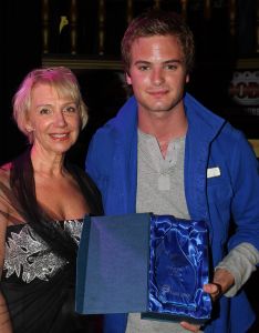 23-01-2009 SHOWBIZZ: GEELS EVENEMENTEN BUREAU VIERT WEER JAARLIJKS AWARD FEESTJE IN BOB SALOON. Tal van bekenden trotseerden het slechte weer om een avondje feest te vieren in Bob saloon en te genieten van tal van optredens. Gaston Starreveld babbelde het geheel aan elkaar en de charmante Carla Geels verraste de diverse artiesten op een ware Geels Award.
foto: Albert den Iseger.