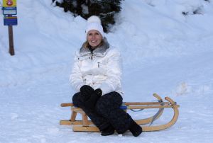 01-01-2009 SHOWBIZZ; WINTERSPORT VAKANTIE VOOR DE VIJF BAUERS IN OOSTENRIJK. De laatste vakantie voor de BAUERS met ze vijven op wintersport in Oostenrijk. Genieten van het prachtige doch erg koude weer, genieten van het plezier wat hun kinderen beleefden in de metershoge sneeuw  en lekker uitslapen, de ultieme vakantie voor de Bauers. Het was de eerste keer dat ze met de familie richting de sneeuw gingen en absoluut niet de laatste zo vertelde Frans. Hun vakantie werd echter op 29 Dec. afgebroken omdat Frans jr. ziek werd en deskundige medische hulp nodig had, het was voor Frans en Mariska inpakken en naar Nederland terug te rijden. Frans Jr lijdt aan Pseudo Kroup dat is een ontsteking aan de luchtwegen. Eenmaal terug in Nederland werd toch uitbundig de verjaardag van Frans gevierd die 30 dec jarig was. De foto serie van de Bauers weerspiegelen het plezier wat ze beleefden in de prachtige bergen van Oostenrijk.
Exclusieve foto-s : Albert den Iseger fototeam.