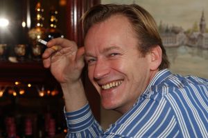 30-01-2009 SHOWBIZZ; ANDRE VAN DUIN KIEST WEER VOOR CORRY VAN GORP. Wat niemand meer voor mogelijk had gehouden gaat nu echt gebeuren. Andre van Duin en Corry van Gorp gaan weer samenwerken. De komiek polste zijn oud collega en die had er wel oren naar, maar het word geen gooi en smijt werk meer zo vertelde Corry mij. Ik ben nog in een goede conditie maar niet meer voor het te gekke werk. Mevrouw de Bok straks weer terug, dat word weer lachen en gieren.
foto: Albert den Iseger.