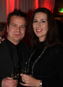 23-01-2009 SHOWBIZZ: GEELS EVENEMENTEN BUREAU VIERT WEER JAARLIJKS AWARD FEESTJE IN BOB SALOON. Tal van bekenden trotseerden het slechte weer om een avondje feest te vieren in Bob saloon en te genieten van tal van optredens. Gaston Starreveld babbelde het geheel aan elkaar en de charmante Carla Geels verraste de diverse artiesten op een ware Geels Award.
foto: Albert den Iseger.