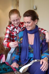29-01-2009 SHOWBIZZ; MONIQUE DE DOCHTER RIA VALK LAG NEGEN WEKEN IN COMA. De dochter van Ria Valk lag negen weken in coma tengevolge van streptokokken infectie. Zij is inmiddels ontslagen uit het ziekenhuis en is nu bezig met te revalideren. Vandaag zal zij de verrassing zijn op het feest van Ria Valk die haar 50 jarige jubileum viert.
foto: Albert den Iseger
