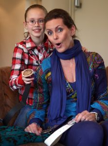 29-01-2009 SHOWBIZZ; MONIQUE DE DOCHTER RIA VALK LAG NEGEN WEKEN IN COMA. De dochter van Ria Valk lag negen weken in coma tengevolge van streptokokken infectie. Zij is inmiddels ontslagen uit het ziekenhuis en is nu bezig met te revalideren. Vandaag zal zij de verrassing zijn op het feest van Ria Valk die haar 50 jarige jubileum viert.
foto: Albert den Iseger