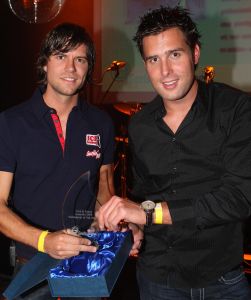 23-01-2009 SHOWBIZZ: GEELS EVENEMENTEN BUREAU VIERT WEER JAARLIJKS AWARD FEESTJE IN BOB SALOON. Tal van bekenden trotseerden het slechte weer om een avondje feest te vieren in Bob saloon en te genieten van tal van optredens. Gaston Starreveld babbelde het geheel aan elkaar en de charmante Carla Geels verraste de diverse artiesten op een ware Geels Award.
foto: Albert den Iseger.