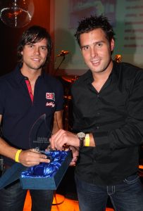 23-01-2009 SHOWBIZZ: GEELS EVENEMENTEN BUREAU VIERT WEER JAARLIJKS AWARD FEESTJE IN BOB SALOON. Tal van bekenden trotseerden het slechte weer om een avondje feest te vieren in Bob saloon en te genieten van tal van optredens. Gaston Starreveld babbelde het geheel aan elkaar en de charmante Carla Geels verraste de diverse artiesten op een ware Geels Award.
foto: Albert den Iseger.