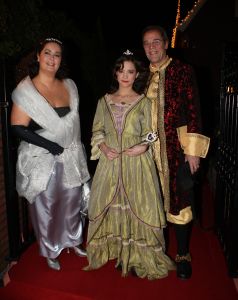 21-12-2008 SHOWBIZZ; HOUSEWARMING PARTY BIJ JAN SMIT EN YOLANTHE VAN CABAU VAN KASBERGEN. Op de uitnodiging stond: Kom als Prins of Prinses. Iedereen die kwam hield zich aan de dresscode.
foto: Albert den Iseger