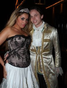 21-12-2008 SHOWBIZZ; HOUSEWARMING PARTY BIJ JAN SMIT EN YOLANTHE VAN CABAU VAN KASBERGEN. Op de uitnodiging stond: Kom als Prins of Prinses. Iedereen die kwam hield zich aan de dresscode.
foto: Albert den Iseger