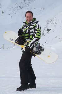 01-01-2009 SHOWBIZZ; WINTERSPORT VAKANTIE VOOR DE VIJF BAUERS IN OOSTENRIJK. De laatste vakantie voor de BAUERS met ze vijven op wintersport in Oostenrijk. Genieten van het prachtige doch erg koude weer, genieten van het plezier wat hun kinderen beleefden in de metershoge sneeuw  en lekker uitslapen, de ultieme vakantie voor de Bauers. Het was de eerste keer dat ze met de familie richting de sneeuw gingen en absoluut niet de laatste zo vertelde Frans. Hun vakantie werd echter op 29 Dec. afgebroken omdat Frans jr. ziek werd en deskundige medische hulp nodig had, het was voor Frans en Mariska inpakken en naar Nederland terug te rijden. Frans Jr lijdt aan Pseudo Kroup dat is een ontsteking aan de luchtwegen. Eenmaal terug in Nederland werd toch uitbundig de verjaardag van Frans gevierd die 30 dec jarig was. De foto serie van de Bauers weerspiegelen het plezier wat ze beleefden in de prachtige bergen van Oostenrijk.
Exclusieve foto-s : Albert den Iseger fototeam.