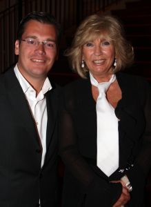 19-01-2009 SHOWBIZZ; WILLEKE ALBERTI HAALT 170.000 EURIES OP VOOR HAAR FOUNDATION.In samenwerking met Frank Wentink productions haal de Willeke een mooi bedrag op voor haar Willeke Alberti Foundation. Zij steunt hiermee projecten in geestelijk en lichamelijke gezondheid.
foto: Albert den Iseger