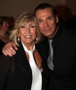 19-01-2009 SHOWBIZZ; WILLEKE ALBERTI HAALT 170.000 EURIES OP VOOR HAAR FOUNDATION.In samenwerking met Frank Wentink productions haal de Willeke een mooi bedrag op voor haar Willeke Alberti Foundation. Zij steunt hiermee projecten in geestelijk en lichamelijke gezondheid.
foto: Albert den Iseger