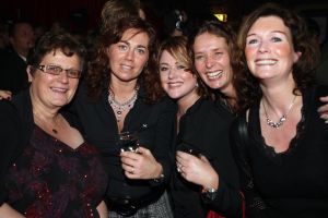 23-01-2009 SHOWBIZZ: GEELS EVENEMENTEN BUREAU VIERT WEER JAARLIJKS AWARD FEESTJE IN BOB SALOON. Tal van bekenden trotseerden het slechte weer om een avondje feest te vieren in Bob saloon en te genieten van tal van optredens. Gaston Starreveld babbelde het geheel aan elkaar en de charmante Carla Geels verraste de diverse artiesten op een ware Geels Award.
foto: Albert den Iseger.
