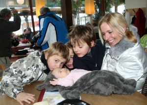 01-01-2009 SHOWBIZZ; WINTERSPORT VAKANTIE VOOR DE VIJF BAUERS IN OOSTENRIJK. De laatste vakantie voor de BAUERS met ze vijven op wintersport in Oostenrijk. Genieten van het prachtige doch erg koude weer, genieten van het plezier wat hun kinderen beleefden in de metershoge sneeuw  en lekker uitslapen, de ultieme vakantie voor de Bauers. Het was de eerste keer dat ze met de familie richting de sneeuw gingen en absoluut niet de laatste zo vertelde Frans. Hun vakantie werd echter op 29 Dec. afgebroken omdat Frans jr. ziek werd en deskundige medische hulp nodig had, het was voor Frans en Mariska inpakken en naar Nederland terug te rijden. Frans Jr lijdt aan Pseudo Kroup dat is een ontsteking aan de luchtwegen. Eenmaal terug in Nederland werd toch uitbundig de verjaardag van Frans gevierd die 30 dec jarig was. De foto serie van de Bauers weerspiegelen het plezier wat ze beleefden in de prachtige bergen van Oostenrijk.
Exclusieve foto-s : Albert den Iseger fototeam.