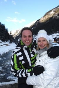 01-01-2009 SHOWBIZZ; WINTERSPORT VAKANTIE VOOR DE VIJF BAUERS IN OOSTENRIJK. De laatste vakantie voor de BAUERS met ze vijven op wintersport in Oostenrijk. Genieten van het prachtige doch erg koude weer, genieten van het plezier wat hun kinderen beleefden in de metershoge sneeuw  en lekker uitslapen, de ultieme vakantie voor de Bauers. Het was de eerste keer dat ze met de familie richting de sneeuw gingen en absoluut niet de laatste zo vertelde Frans. Hun vakantie werd echter op 29 Dec. afgebroken omdat Frans jr. ziek werd en deskundige medische hulp nodig had, het was voor Frans en Mariska inpakken en naar Nederland terug te rijden. Frans Jr lijdt aan Pseudo Kroup dat is een ontsteking aan de luchtwegen. Eenmaal terug in Nederland werd toch uitbundig de verjaardag van Frans gevierd die 30 dec jarig was. De foto serie van de Bauers weerspiegelen het plezier wat ze beleefden in de prachtige bergen van Oostenrijk.
Exclusieve foto-s : Albert den Iseger fototeam.