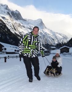 01-01-2009 SHOWBIZZ; WINTERSPORT VAKANTIE VOOR DE VIJF BAUERS IN OOSTENRIJK. De laatste vakantie voor de BAUERS met ze vijven op wintersport in Oostenrijk. Genieten van het prachtige doch erg koude weer, genieten van het plezier wat hun kinderen beleefden in de metershoge sneeuw  en lekker uitslapen, de ultieme vakantie voor de Bauers. Het was de eerste keer dat ze met de familie richting de sneeuw gingen en absoluut niet de laatste zo vertelde Frans. Hun vakantie werd echter op 29 Dec. afgebroken omdat Frans jr. ziek werd en deskundige medische hulp nodig had, het was voor Frans en Mariska inpakken en naar Nederland terug te rijden. Frans Jr lijdt aan Pseudo Kroup dat is een ontsteking aan de luchtwegen. Eenmaal terug in Nederland werd toch uitbundig de verjaardag van Frans gevierd die 30 dec jarig was. De foto serie van de Bauers weerspiegelen het plezier wat ze beleefden in de prachtige bergen van Oostenrijk.
Exclusieve foto-s : Albert den Iseger fototeam.