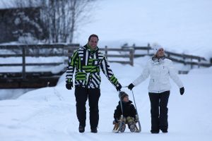 01-01-2009 SHOWBIZZ; WINTERSPORT VAKANTIE VOOR DE VIJF BAUERS IN OOSTENRIJK. De laatste vakantie voor de BAUERS met ze vijven op wintersport in Oostenrijk. Genieten van het prachtige doch erg koude weer, genieten van het plezier wat hun kinderen beleefden in de metershoge sneeuw  en lekker uitslapen, de ultieme vakantie voor de Bauers. Het was de eerste keer dat ze met de familie richting de sneeuw gingen en absoluut niet de laatste zo vertelde Frans. Hun vakantie werd echter op 29 Dec. afgebroken omdat Frans jr. ziek werd en deskundige medische hulp nodig had, het was voor Frans en Mariska inpakken en naar Nederland terug te rijden. Frans Jr lijdt aan Pseudo Kroup dat is een ontsteking aan de luchtwegen. Eenmaal terug in Nederland werd toch uitbundig de verjaardag van Frans gevierd die 30 dec jarig was. De foto serie van de Bauers weerspiegelen het plezier wat ze beleefden in de prachtige bergen van Oostenrijk.
Exclusieve foto-s : Albert den Iseger fototeam.
